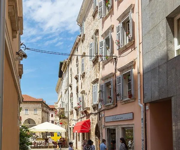 Domus Maximus * Pola